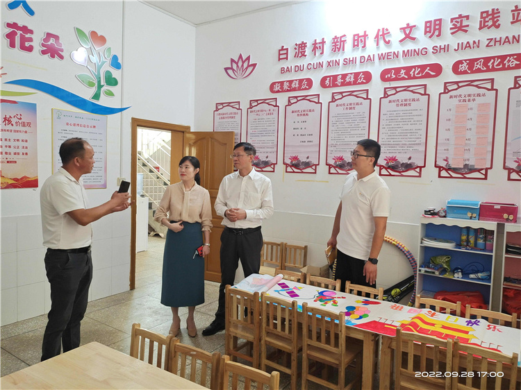 图5 村委会童心书屋互换参观_副本.jpg